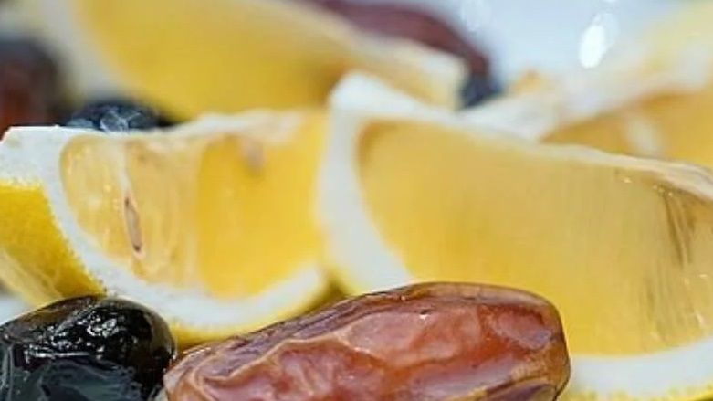 Gece yatmadan önce hurmaya limon sıkıp yerseniz bakın vücuda ne yapıyormuş... 1
